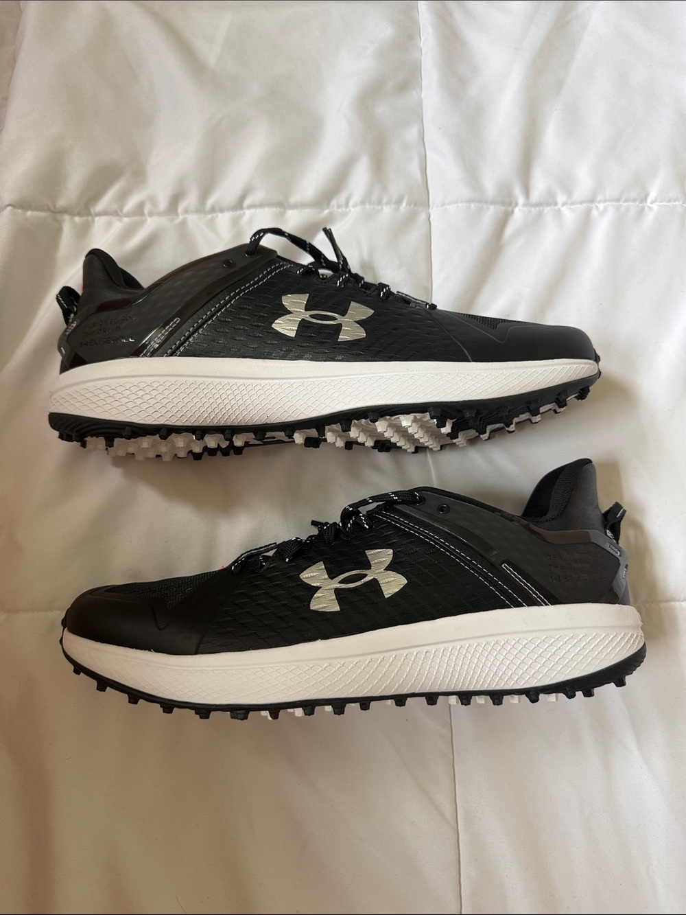 NEW UNUSED Under Armour Men’s Black and White Size 12.5 CHARGED Turf Cleats
